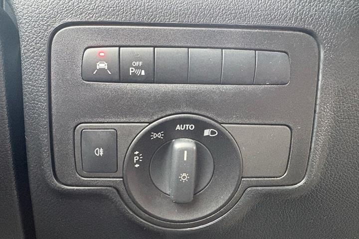 Rød Mercedes Vito 119 fra 2021