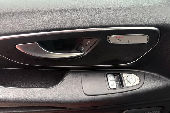 Rød Mercedes Vito 119 fra 2021