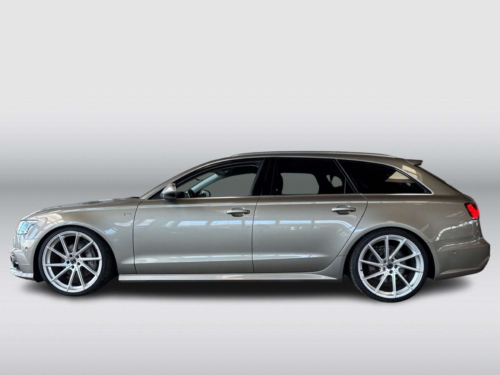Beige Audi A6 fra 2016