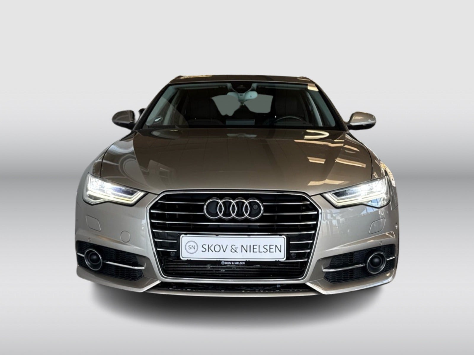 Beige Audi A6 fra 2016