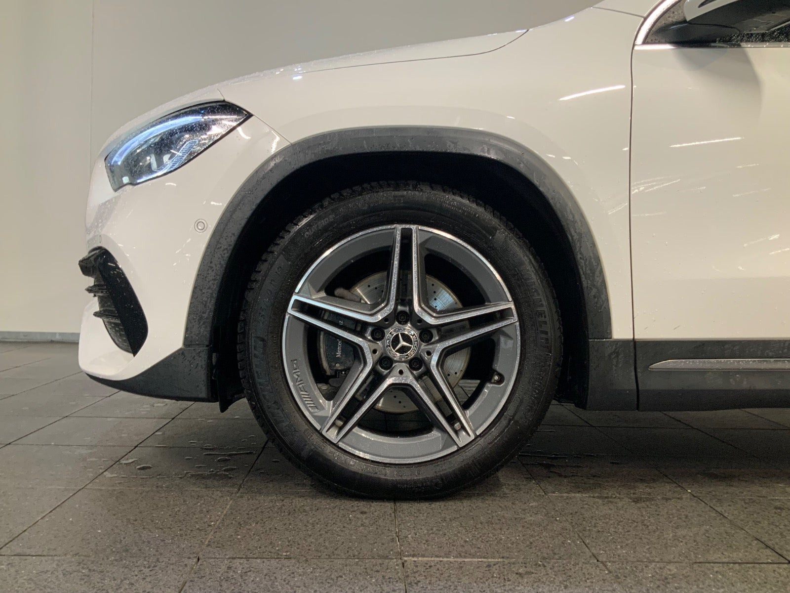 Hvid Mercedes GLA200 fra 2021