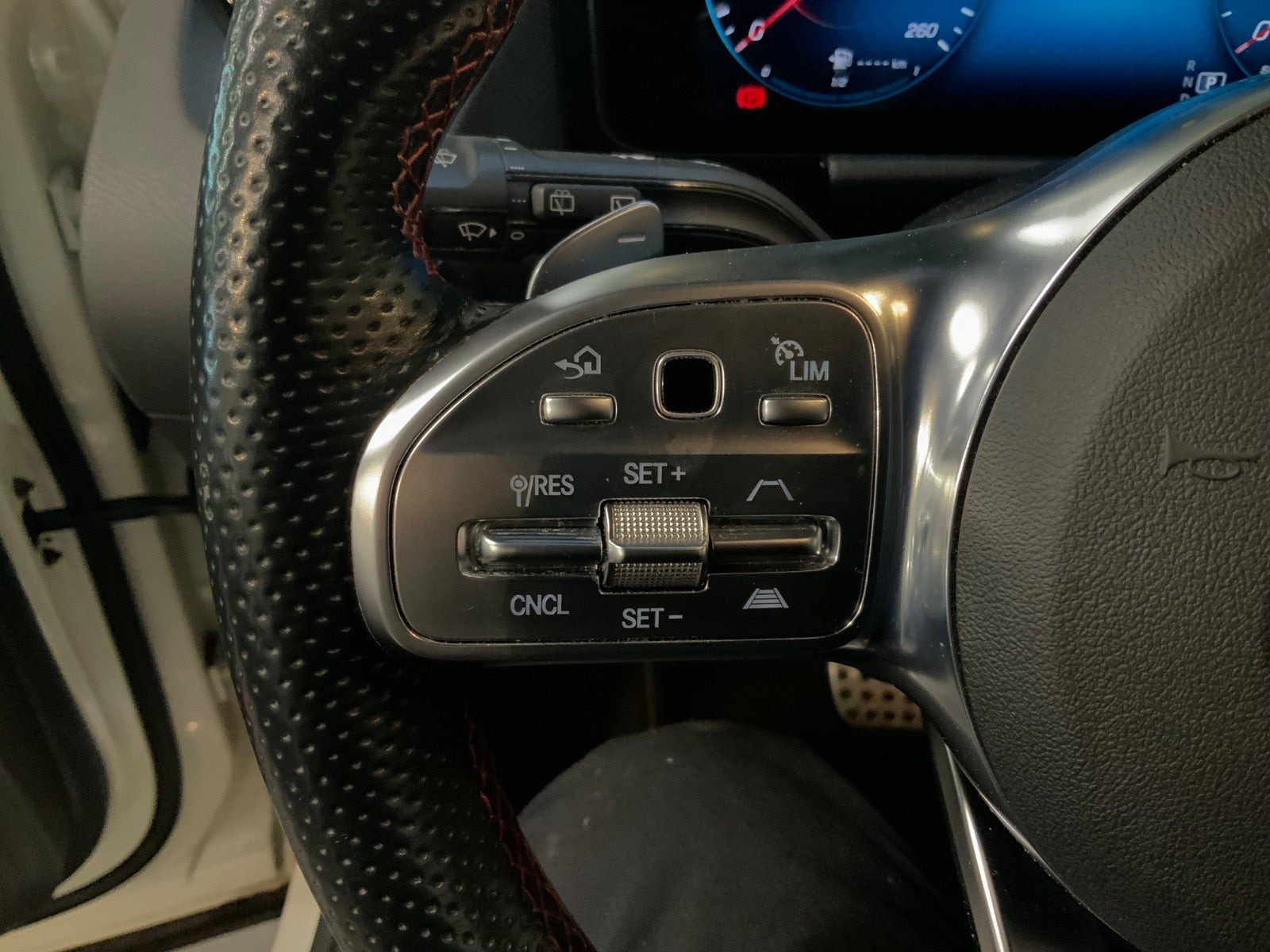 Hvid Mercedes GLA200 fra 2021