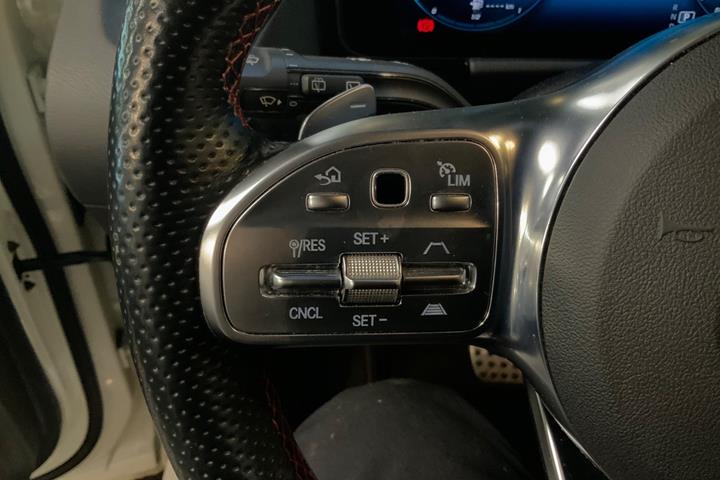 Hvid Mercedes GLA200 fra 2021