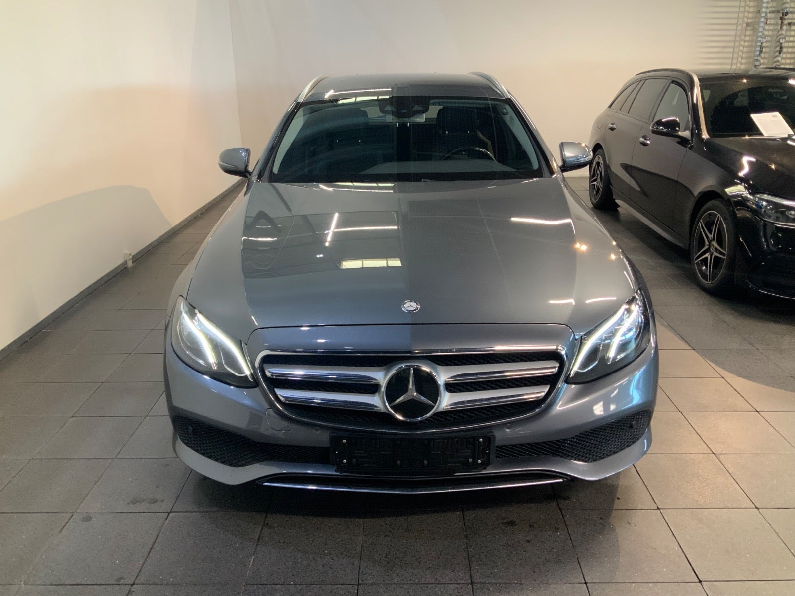 Grå Mercedes E220 d fra 2017
