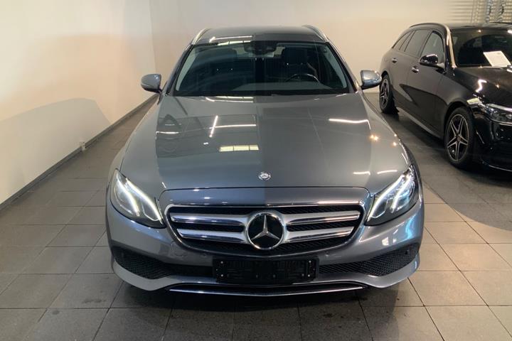 Grå Mercedes E220 d fra 2017