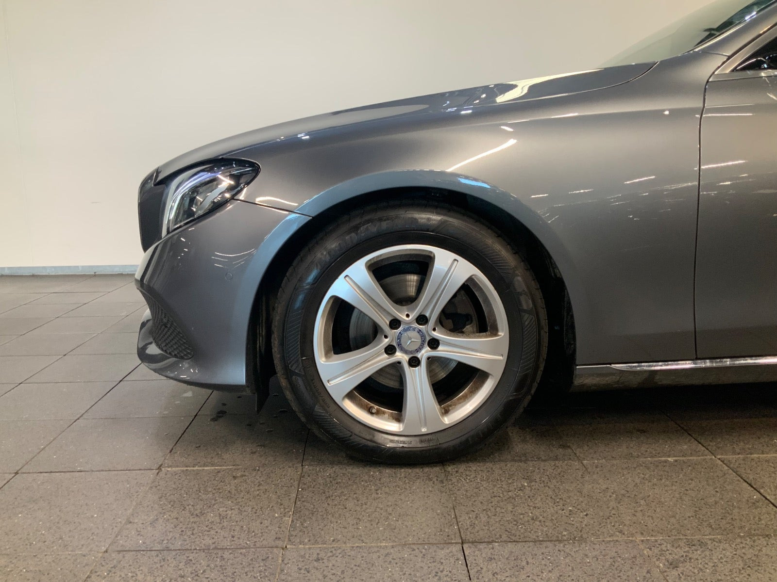 Grå Mercedes E220 d fra 2017