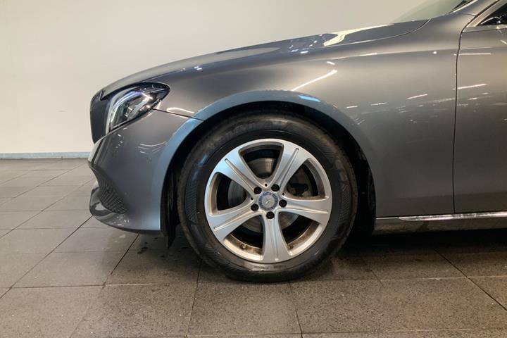 Grå Mercedes E220 d fra 2017