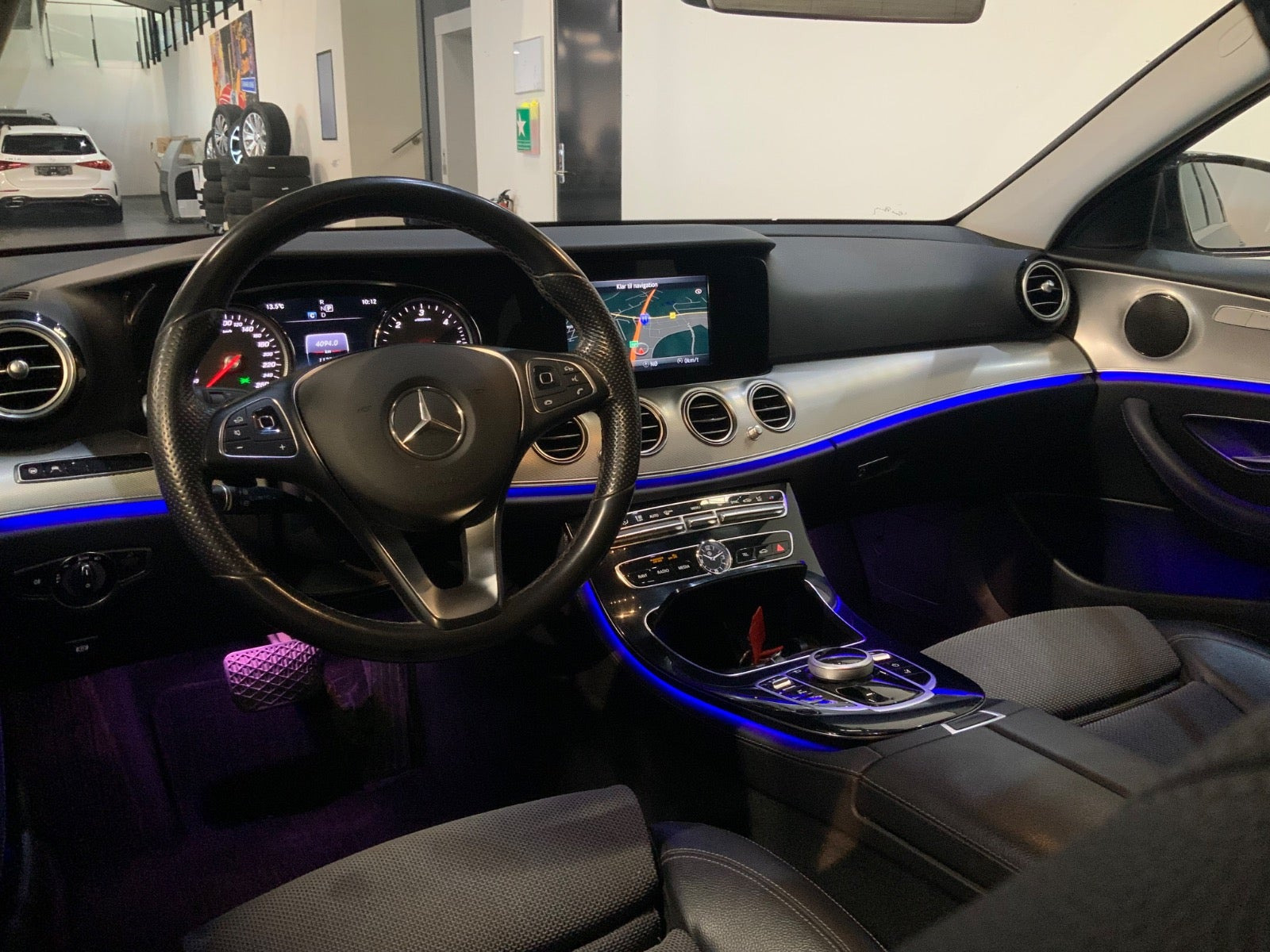 Grå Mercedes E220 d fra 2017
