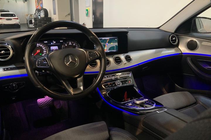 Grå Mercedes E220 d fra 2017