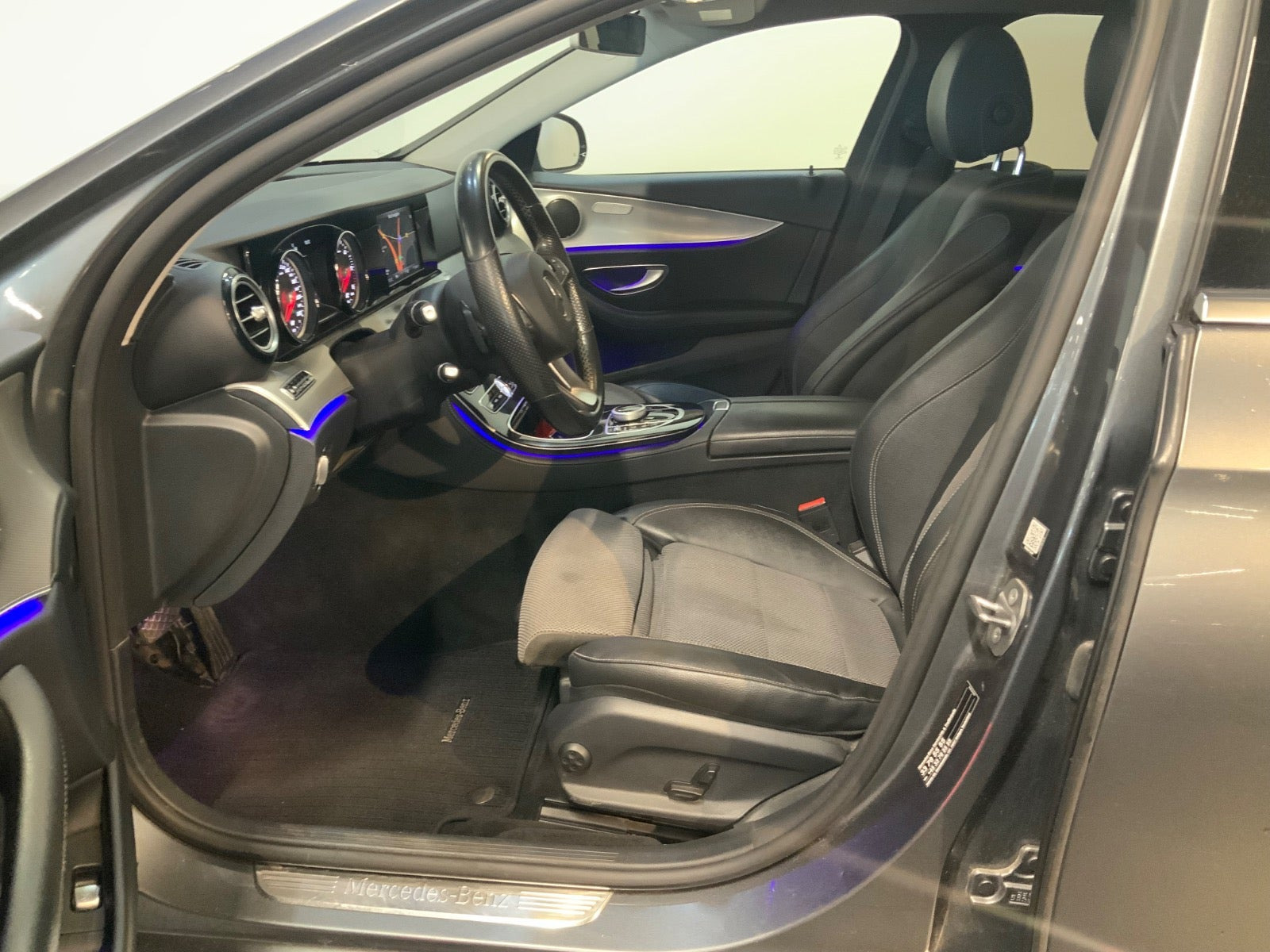 Grå Mercedes E220 d fra 2017