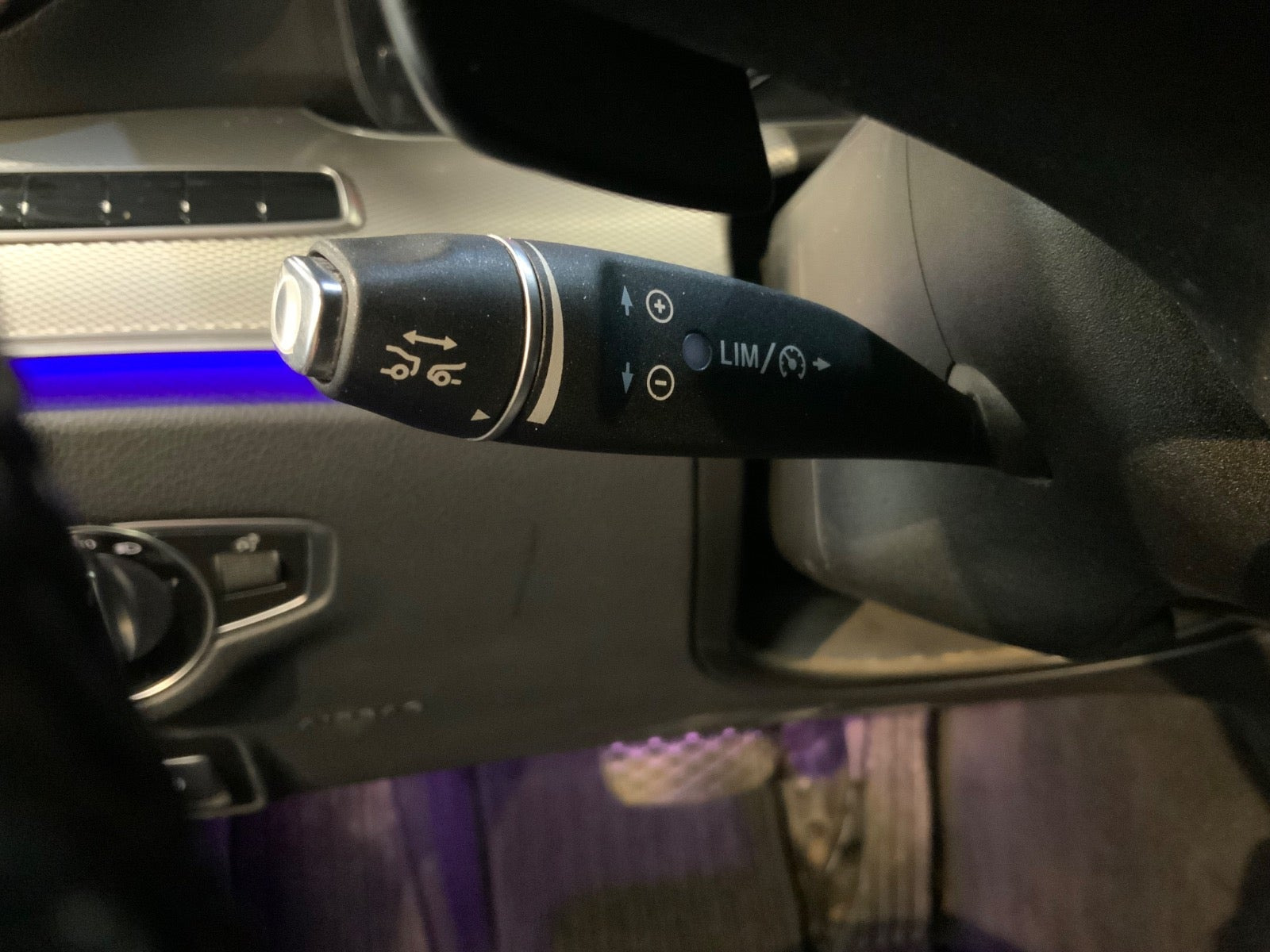 Grå Mercedes E220 d fra 2017