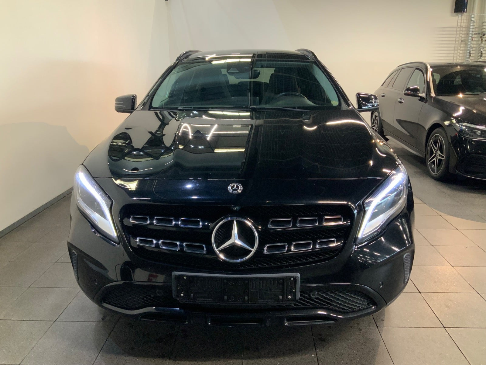 Sort Mercedes GLA250 fra 2018