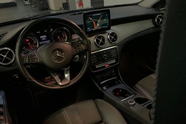 Sort Mercedes GLA250 fra 2018