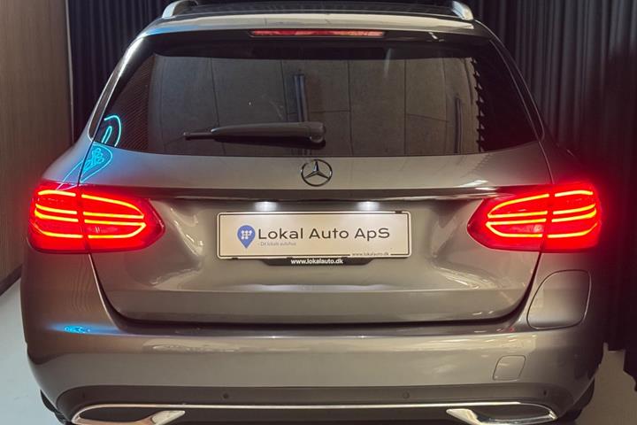 Grå Mercedes C300 de fra 2020