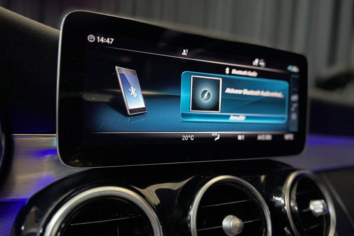 Grå Mercedes C300 de fra 2020