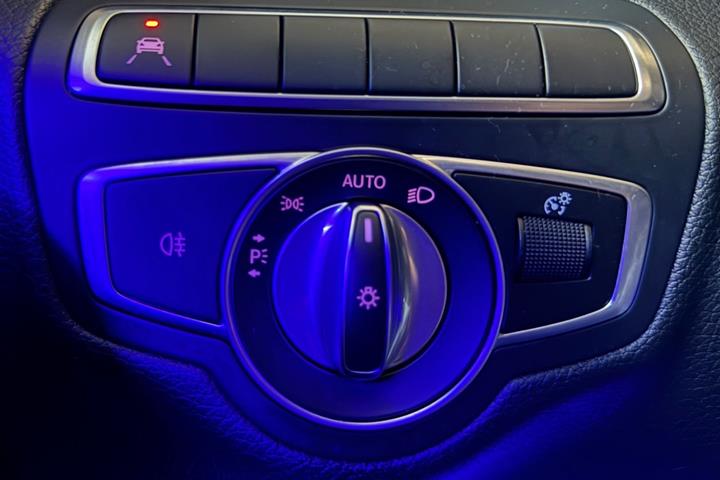 Grå Mercedes C300 de fra 2020