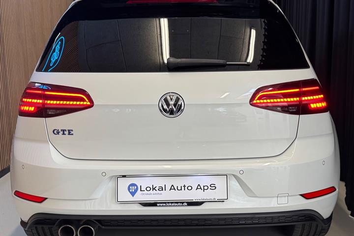 Blå VW Golf VII fra 2019