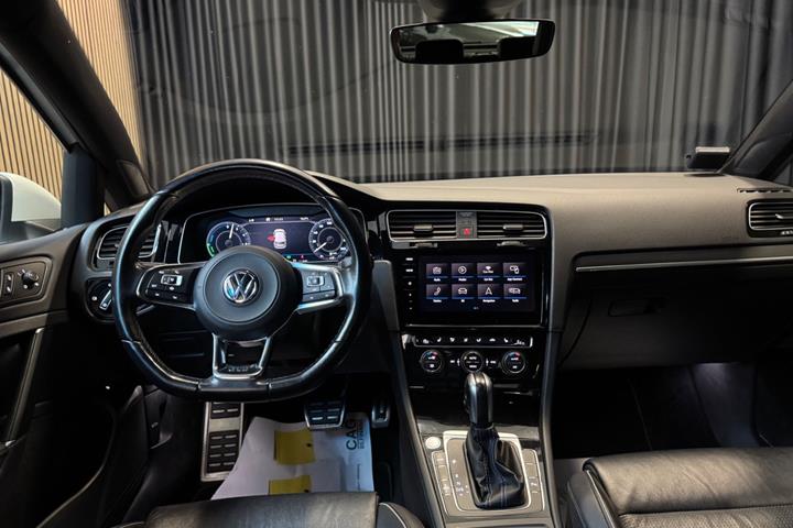 Blå VW Golf VII fra 2019