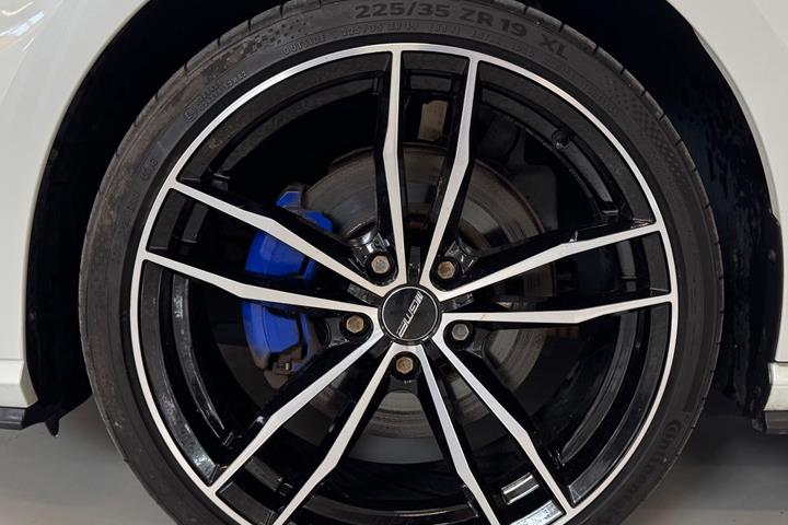 Blå VW Golf VII fra 2019
