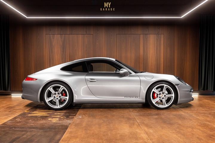 Sølv Porsche 911 Carrera 4S fra 2013