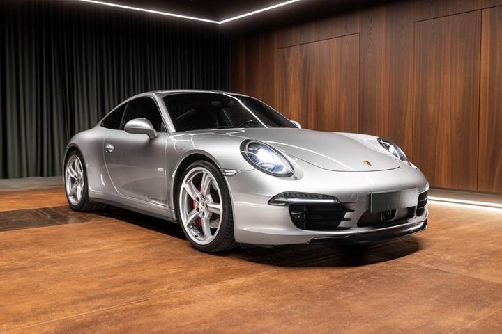 Sølv Porsche 911 Carrera 4S fra 2013