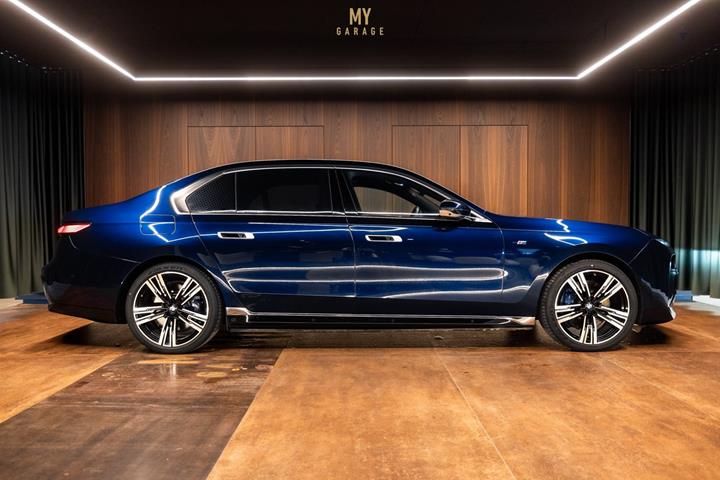 Blå BMW i7 fra 2022