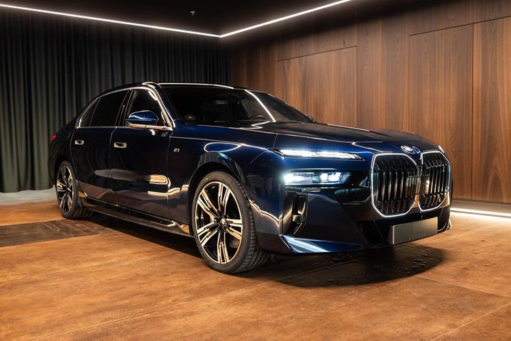 Blå BMW i7 fra 2022