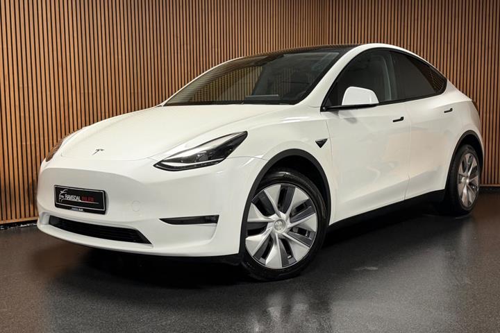Hvid Tesla Model Y fra 2023