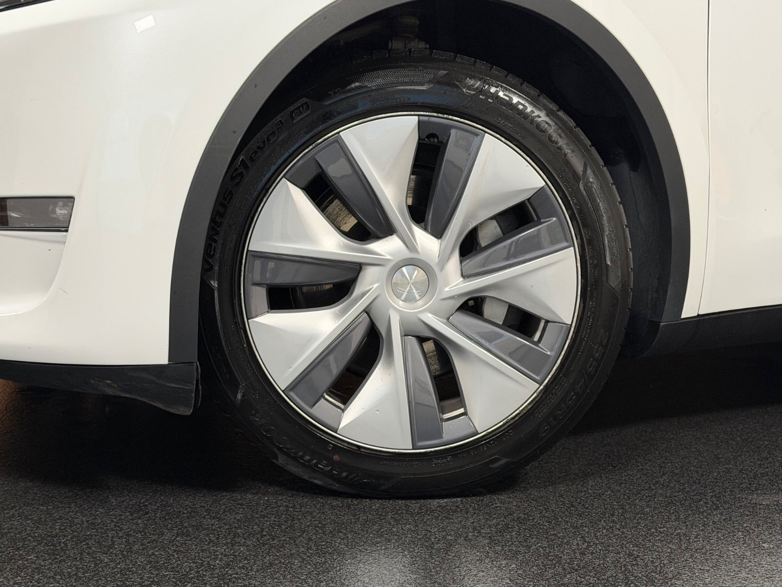 Hvid Tesla Model Y fra 2023