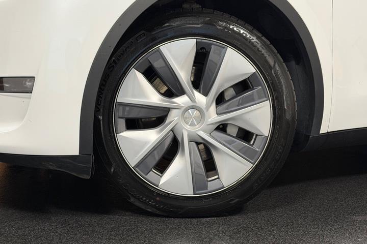 Hvid Tesla Model Y fra 2023