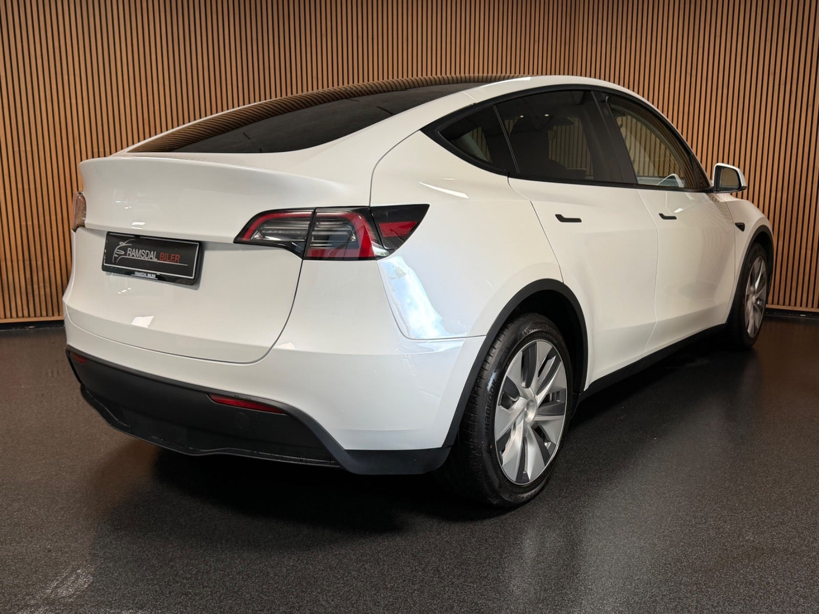 Hvid Tesla Model Y fra 2023