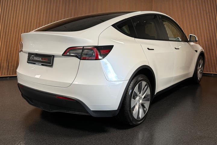 Hvid Tesla Model Y fra 2023