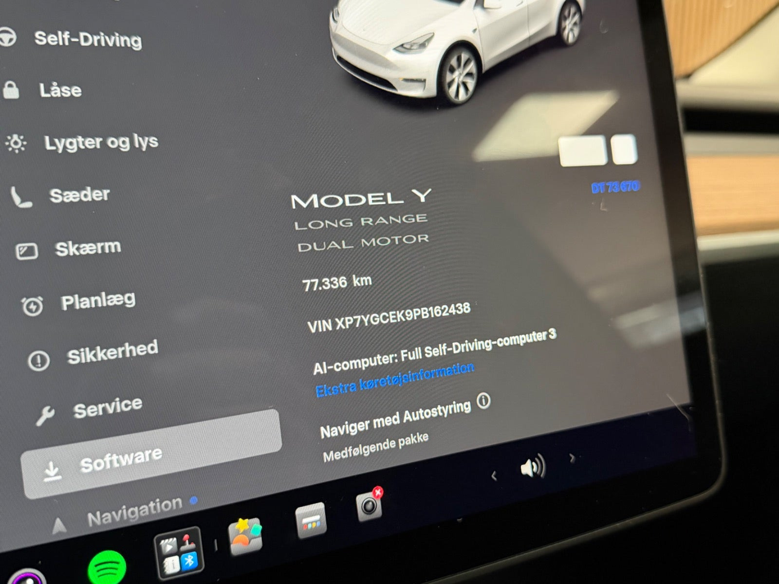 Hvid Tesla Model Y fra 2023