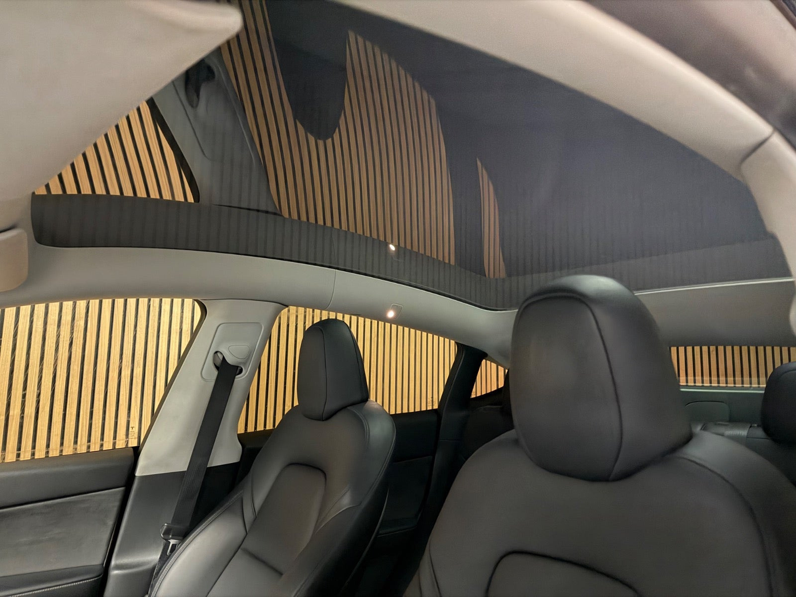 Hvid Tesla Model Y fra 2023