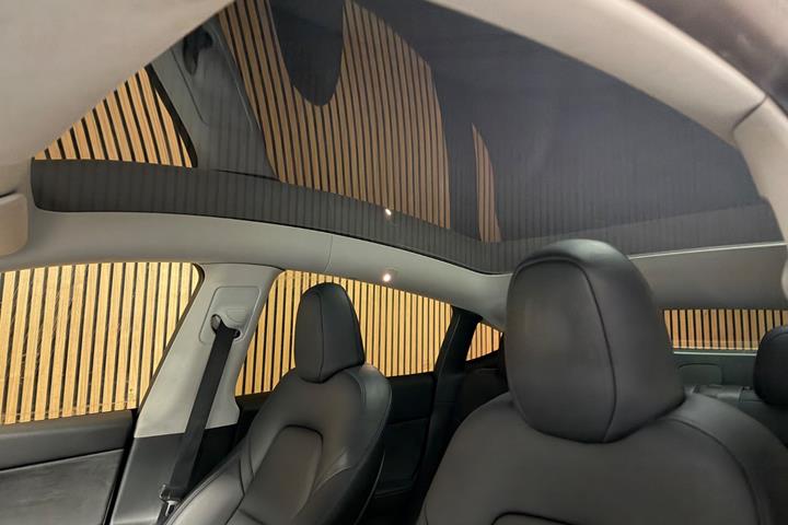 Hvid Tesla Model Y fra 2023