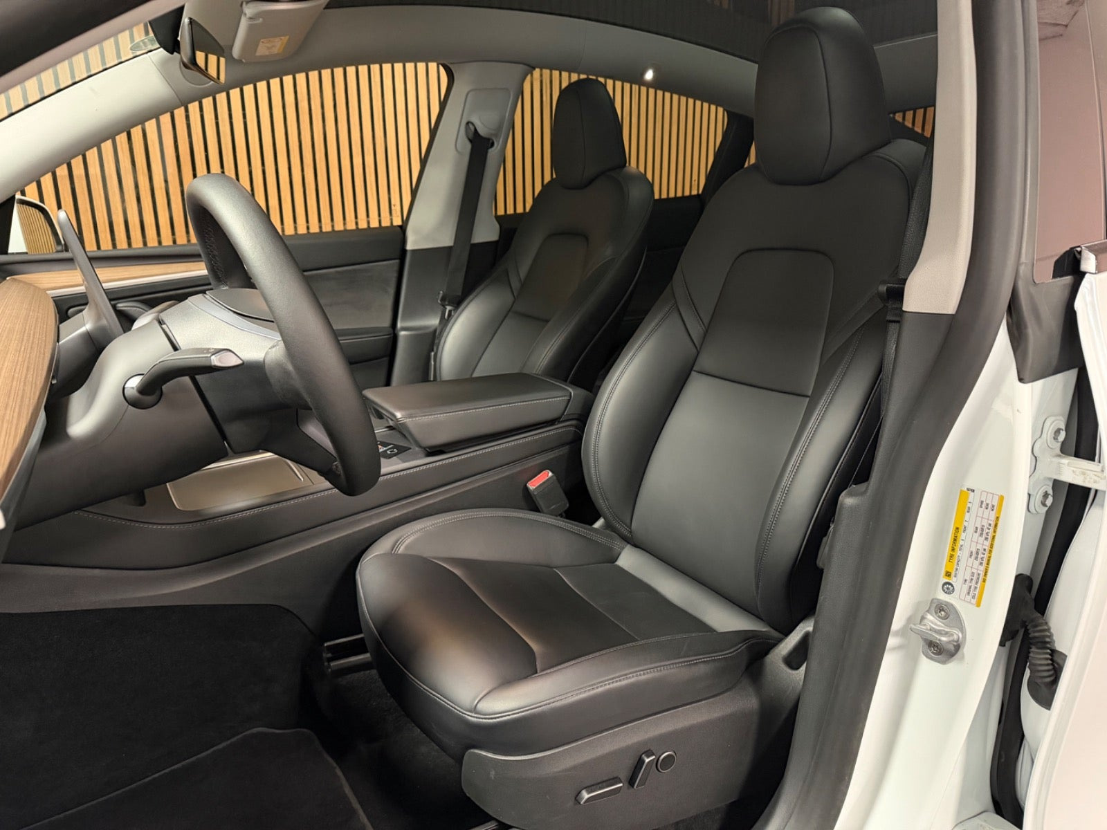 Hvid Tesla Model Y fra 2023