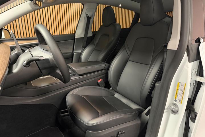 Hvid Tesla Model Y fra 2023