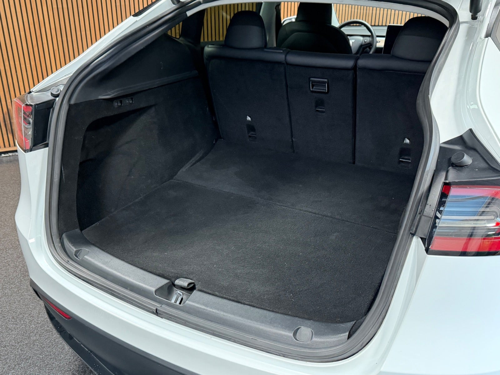 Hvid Tesla Model Y fra 2023