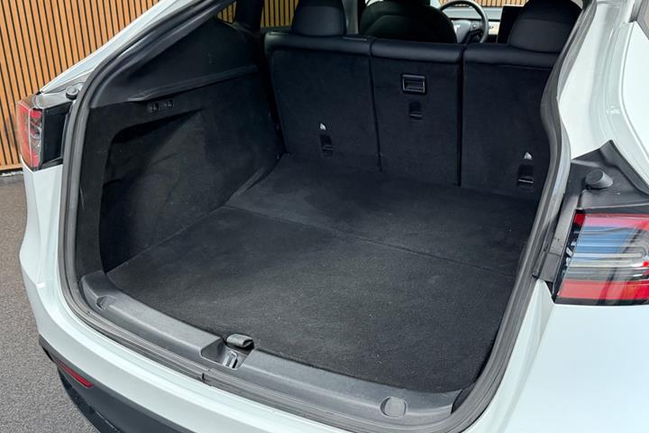 Hvid Tesla Model Y fra 2023