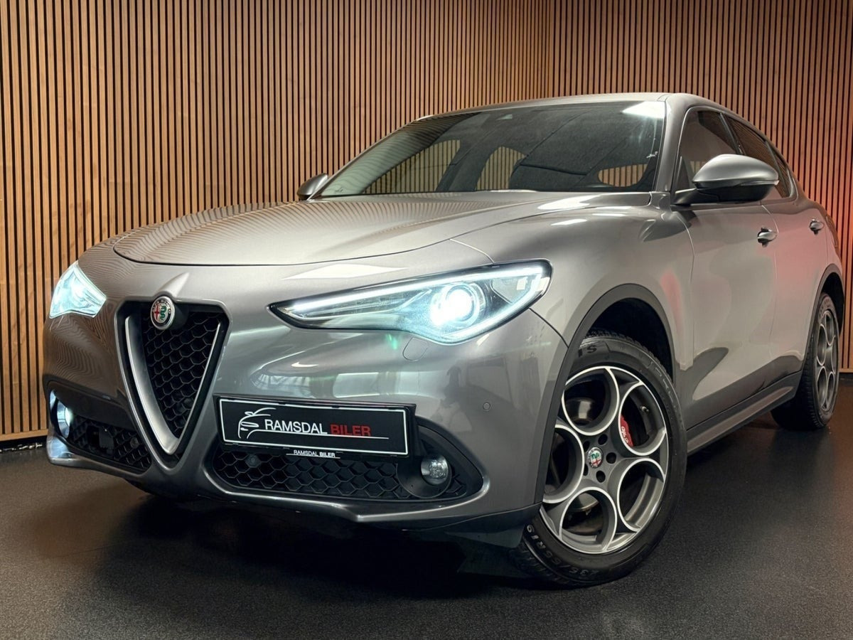 Grå Alfa Romeo Stelvio fra 2017