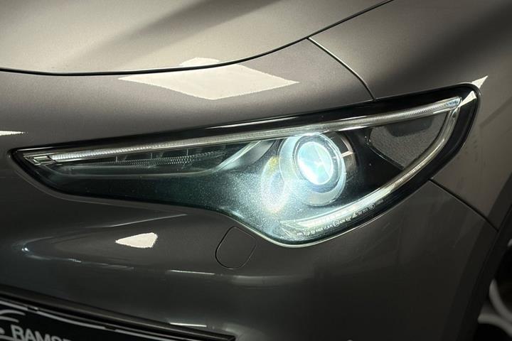 Grå Alfa Romeo Stelvio fra 2017