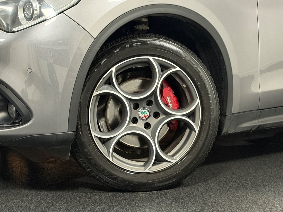 Grå Alfa Romeo Stelvio fra 2017