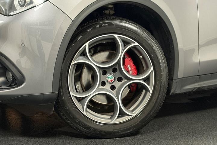 Grå Alfa Romeo Stelvio fra 2017