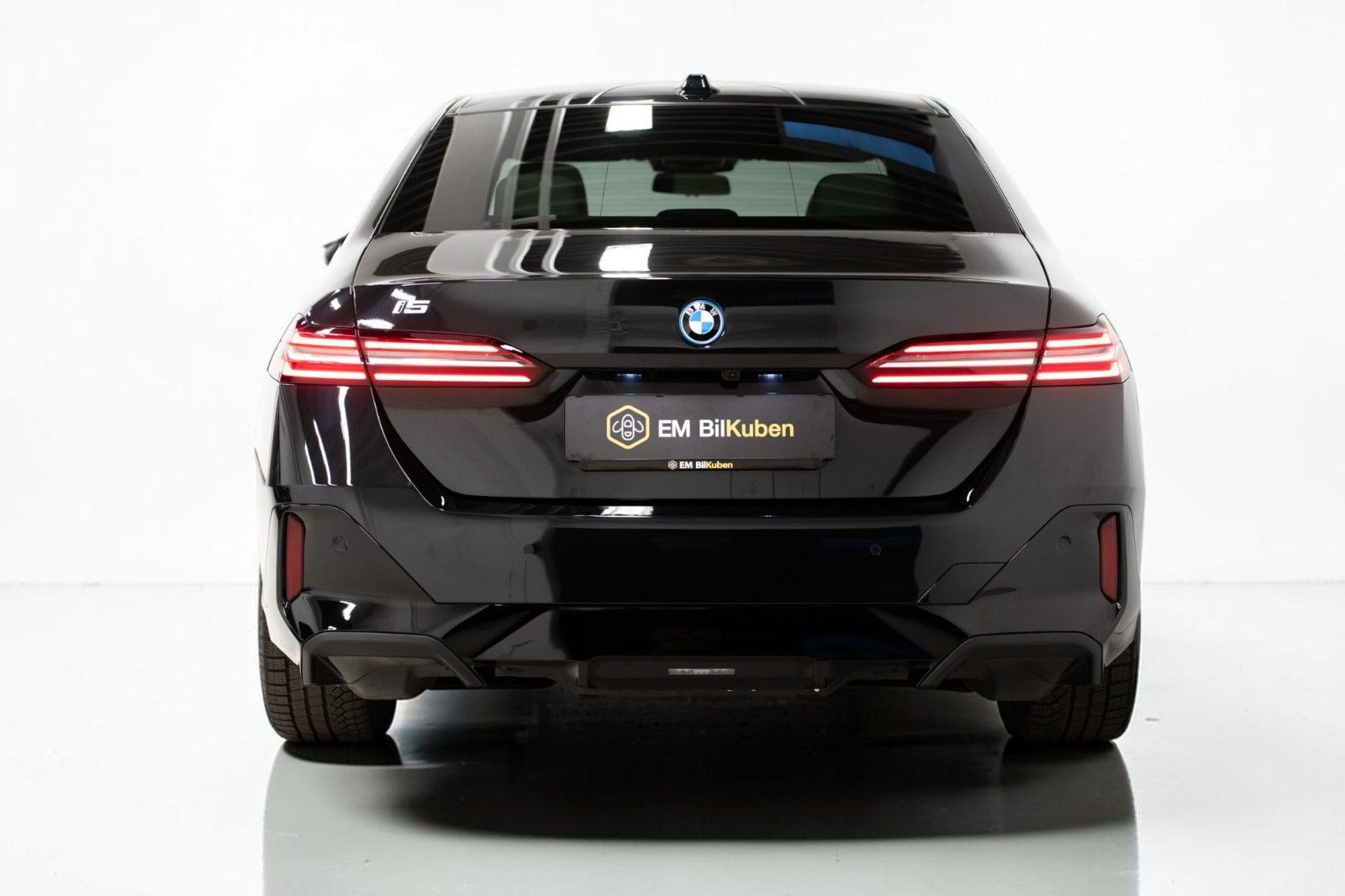 Hvid BMW i5 fra 2025