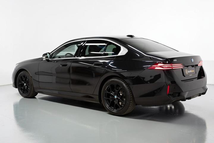 Hvid BMW i5 fra 2025