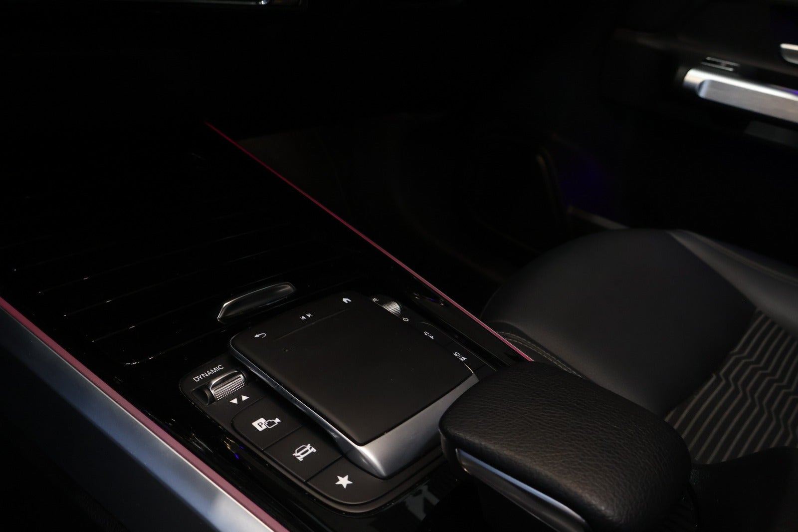 Sort Mercedes EQB300 fra 2022