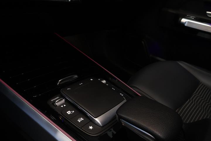 Sort Mercedes EQB300 fra 2022