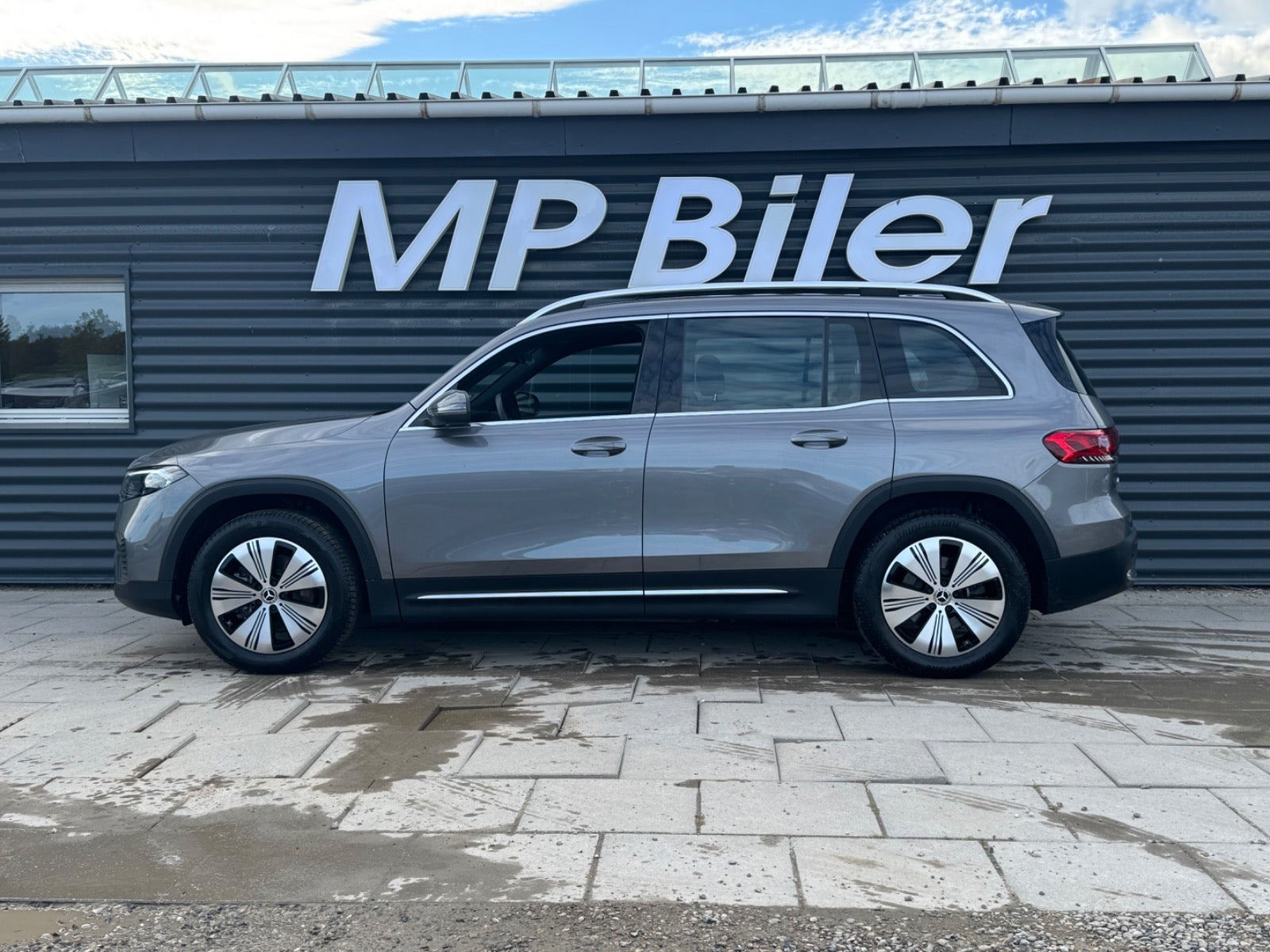 Grå Mercedes EQB250 fra 2023