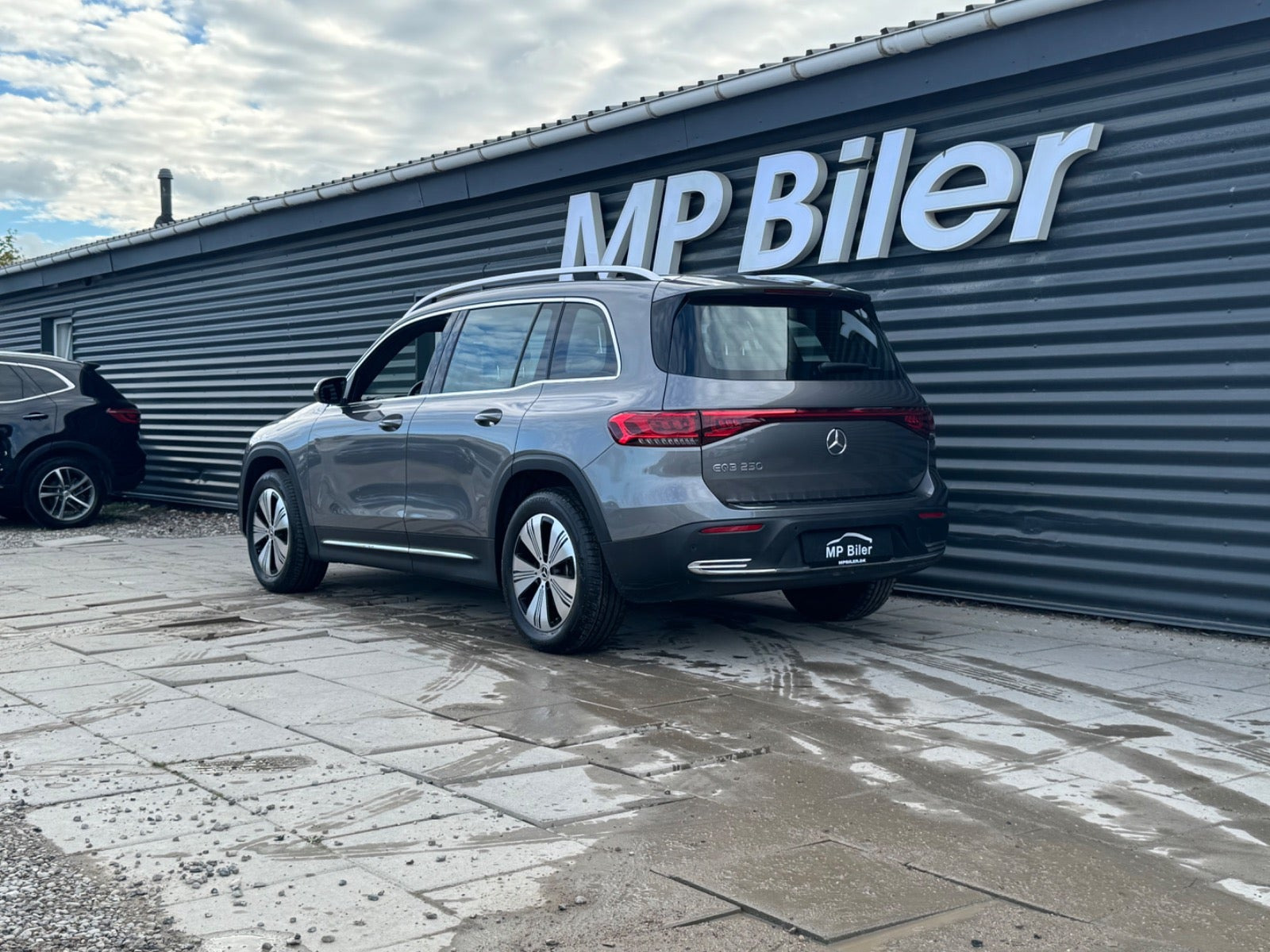 Grå Mercedes EQB250 fra 2023