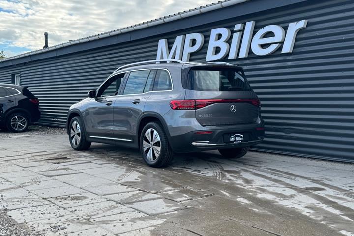 Grå Mercedes EQB250 fra 2023